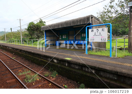 曇り空のJR九州あまくさみすみ線の風景(2022年) 106017219