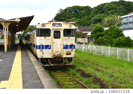 曇り空のJR九州あまくさみすみ線の風景(2022年) 106017238