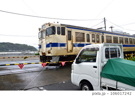曇り空のJR九州あまくさみすみ線の風景(2022年) 106017242