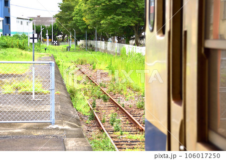 曇り空のJR九州あまくさみすみ線の風景(2022年) 106017250