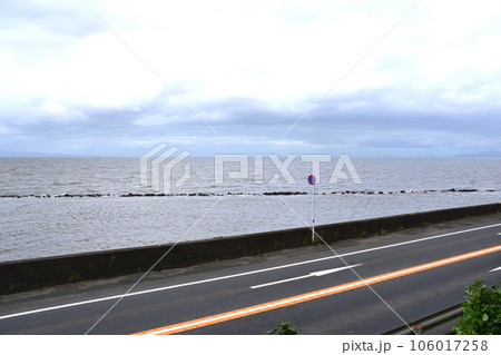 曇り空のJR九州あまくさみすみ線の風景(2022年) 106017258