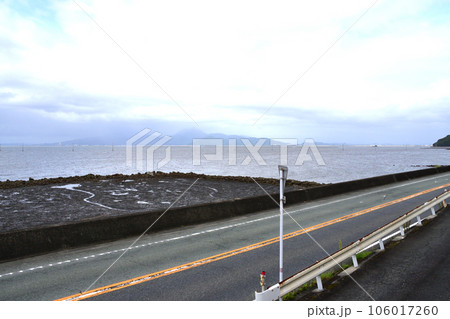 曇り空のJR九州あまくさみすみ線の風景(2022年) 106017260