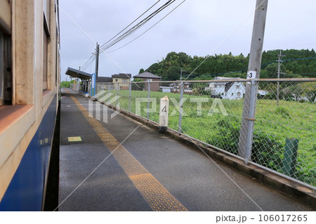 曇り空のJR九州あまくさみすみ線の風景(2022年) 106017265