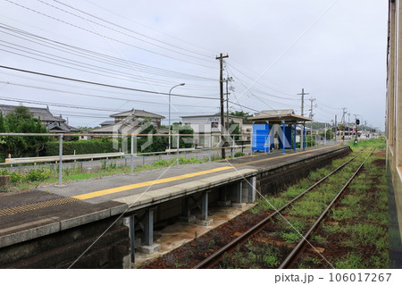曇り空のJR九州あまくさみすみ線の風景(2022年) 106017267