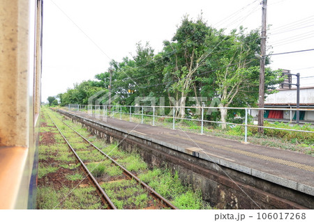 曇り空のJR九州あまくさみすみ線の風景(2022年) 106017268