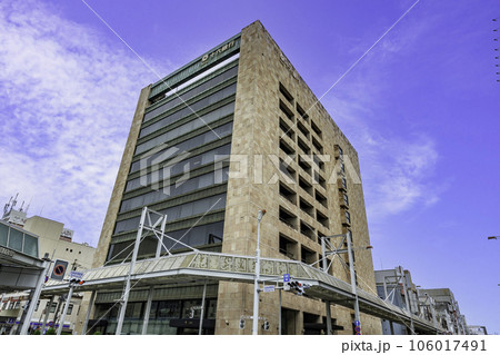 岐阜駅北口の街並み　十六銀行本店　岐阜県岐阜市 106017491