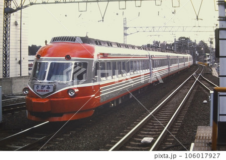町田駅を発車する小田急SSE車「57さがみ」、3041～・3021～、1982年2月14日 106017927