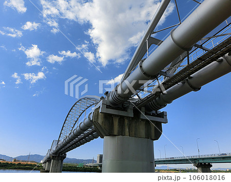 青空の背景の水管橋 106018016