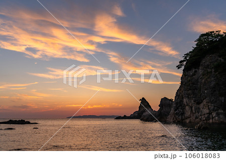 《新潟県》笹川流れの夕暮れ・日本海海岸線 《新潟県》笹川流れの夕暮れ・日本海海岸線 106018083