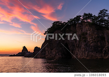 《新潟県》笹川流れの夕暮れ・日本海海岸線 《新潟県》笹川流れの夕暮れ・日本海海岸線 106018093