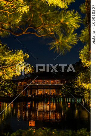 夏の夜の徳川園、龍仙湖に漂う浮灯籠〈愛知県名古屋市〉 夏の夜の徳川園、龍仙湖に漂う浮灯籠〈愛知県名古屋市〉 106018207