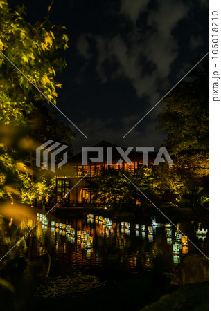 夏の夜の徳川園、龍仙湖に漂う浮灯籠〈愛知県名古屋市〉 106018210