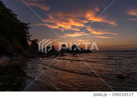 《新潟県》笹川流れの夕暮れ・日本海海岸線 106018517