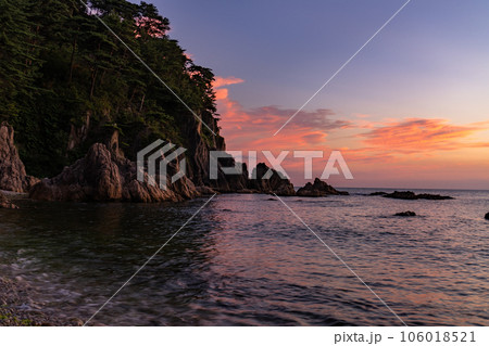《新潟県》笹川流れの夕暮れ・日本海海岸線 106018521