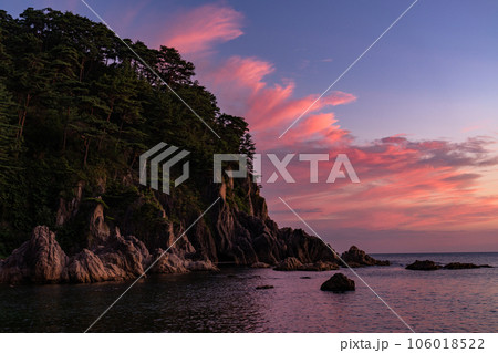 《新潟県》笹川流れの夕暮れ・日本海海岸線 106018522