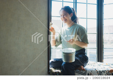 ペンキを塗る女性 ペンキを塗る女性 106018684