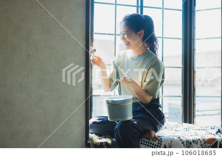 ペンキを塗る女性 ペンキを塗る女性 106018685