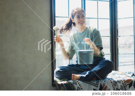 ペンキを塗る女性 ペンキを塗る女性 106018686