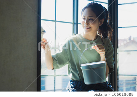 ペンキを塗る女性 106018689