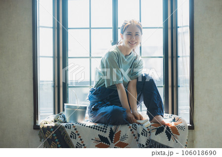 ペンキを塗る女性 ペンキを塗る女性 106018690