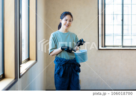 ペンキを塗る女性 106018700