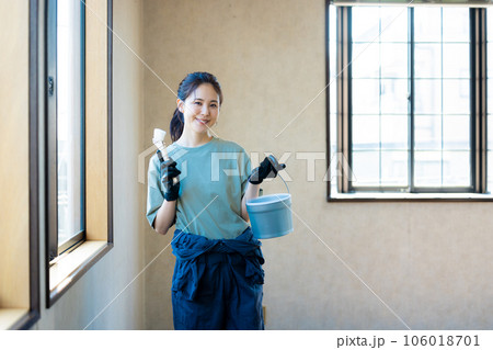 ペンキを塗る女性 106018701