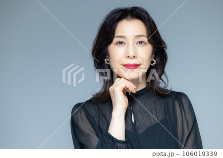 ミドル女性のポートレート ミドル女性のポートレート 106019339