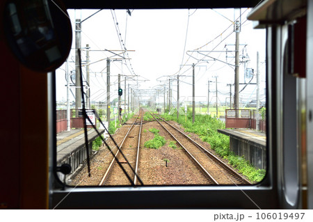 曇り空のJR九州鹿児島本線の八代駅から熊本駅までの風景(2022年) 曇り空のJR九州鹿児島本線の八代駅から熊本駅までの風景(2022年) 106019497