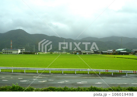 曇り空のJR九州鹿児島本線の八代駅から熊本駅までの風景(2022年) 106019498