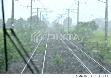 曇り空のJR九州鹿児島本線の八代駅から熊本駅までの風景(2022年) 106019511