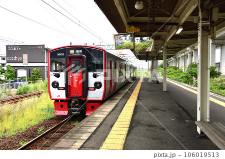 曇り空のJR九州鹿児島本線の八代駅から熊本駅までの風景(2022年) 106019513