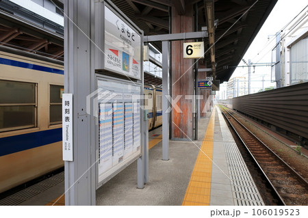 曇り空のJR九州鹿児島本線の八代駅から熊本駅までの風景(2022年) 106019523
