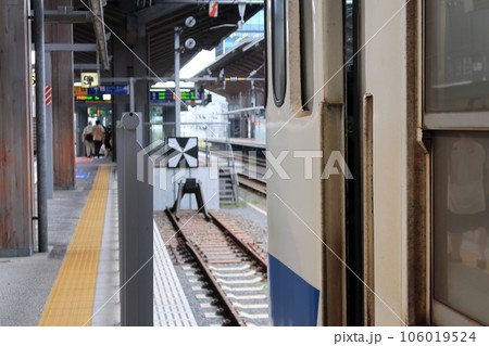 曇り空のJR九州鹿児島本線の八代駅から熊本駅までの風景(2022年) 曇り空のJR九州鹿児島本線の八代駅から熊本駅までの風景(2022年) 106019524
