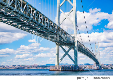 【明石海峡大橋を航行中のフェリーから撮影】日本の本州と淡路島を結ぶ世界的な吊り橋である明石海峡大橋 106020669
