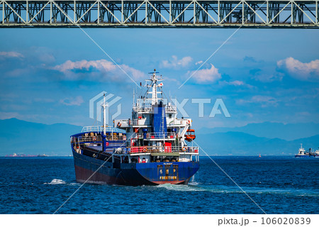 【明石海峡大橋を航行中のフェリーから撮影】日本の本州と淡路島を結ぶ世界的な吊り橋である明石海峡大橋 【明石海峡大橋を航行中のフェリーから撮影】日本の本州と淡路島を結ぶ世界的な吊り橋である明石海峡大橋 106020839