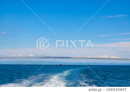 【明石海峡大橋を航行中のフェリーから撮影】日本の本州と淡路島を結ぶ世界的な吊り橋である明石海峡大橋 【明石海峡大橋を航行中のフェリーから撮影】日本の本州と淡路島を結ぶ世界的な吊り橋である明石海峡大橋 106020847