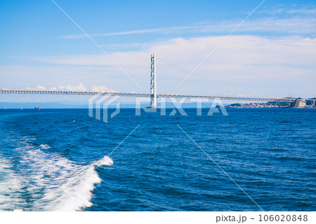 【明石海峡大橋を航行中のフェリーから撮影】日本の本州と淡路島を結ぶ世界的な吊り橋である明石海峡大橋 106020848