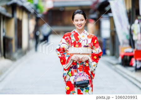 京都三年坂を散策する着物姿の女性 106020991