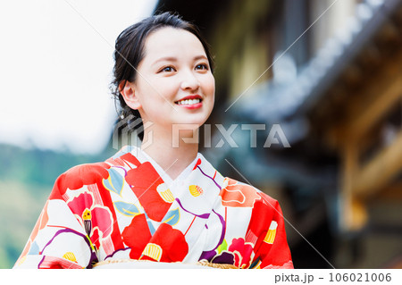京都三年坂を散策する着物姿の女性 京都三年坂を散策する着物姿の女性 106021006
