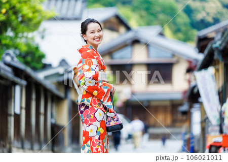 京都三年坂を散策する着物姿の女性 106021011