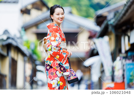 京都三年坂を散策する着物姿の女性 京都三年坂を散策する着物姿の女性 106021048