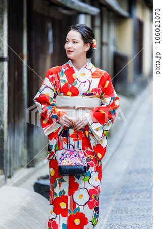 京都三年坂を散策する着物姿の女性 106021073