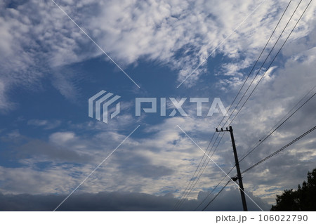 秋の空に浮かぶ雲 106022790