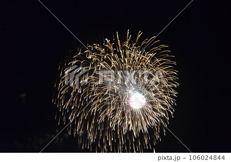打ち上げ花火　花火大会 　夏祭り 106024844