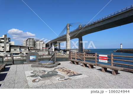 小田原漁港(早川漁港)とブルーウェイブリッジ 小田原漁港(早川漁港)とブルーウェイブリッジ 106024944