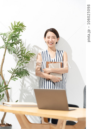 ビジネスイメージ 女性ポートレート ビジネスイメージ 女性ポートレート 106025098