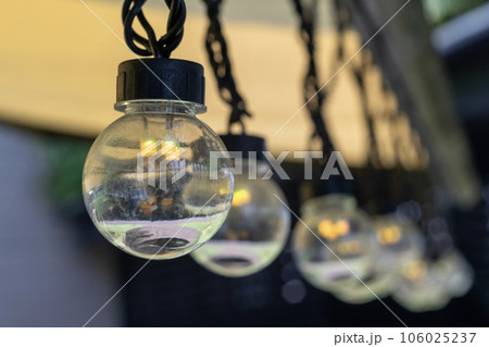 薄暗い室内に仄かに灯るLED電球の明かり 106025237