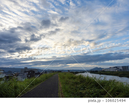 早朝の夏空と川沿いの風景 106025494