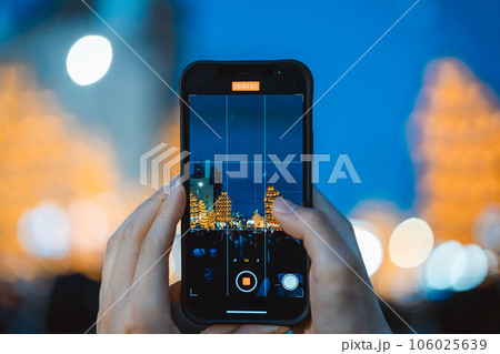 夜のスマホでお祭りを撮影するカメラ 106025639
