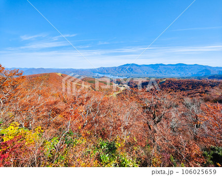 秋の猫魔ヶ岳・雄国沼トレッキング（猫魔ヶ岳山頂から裏磐梯の眺め） 106025659